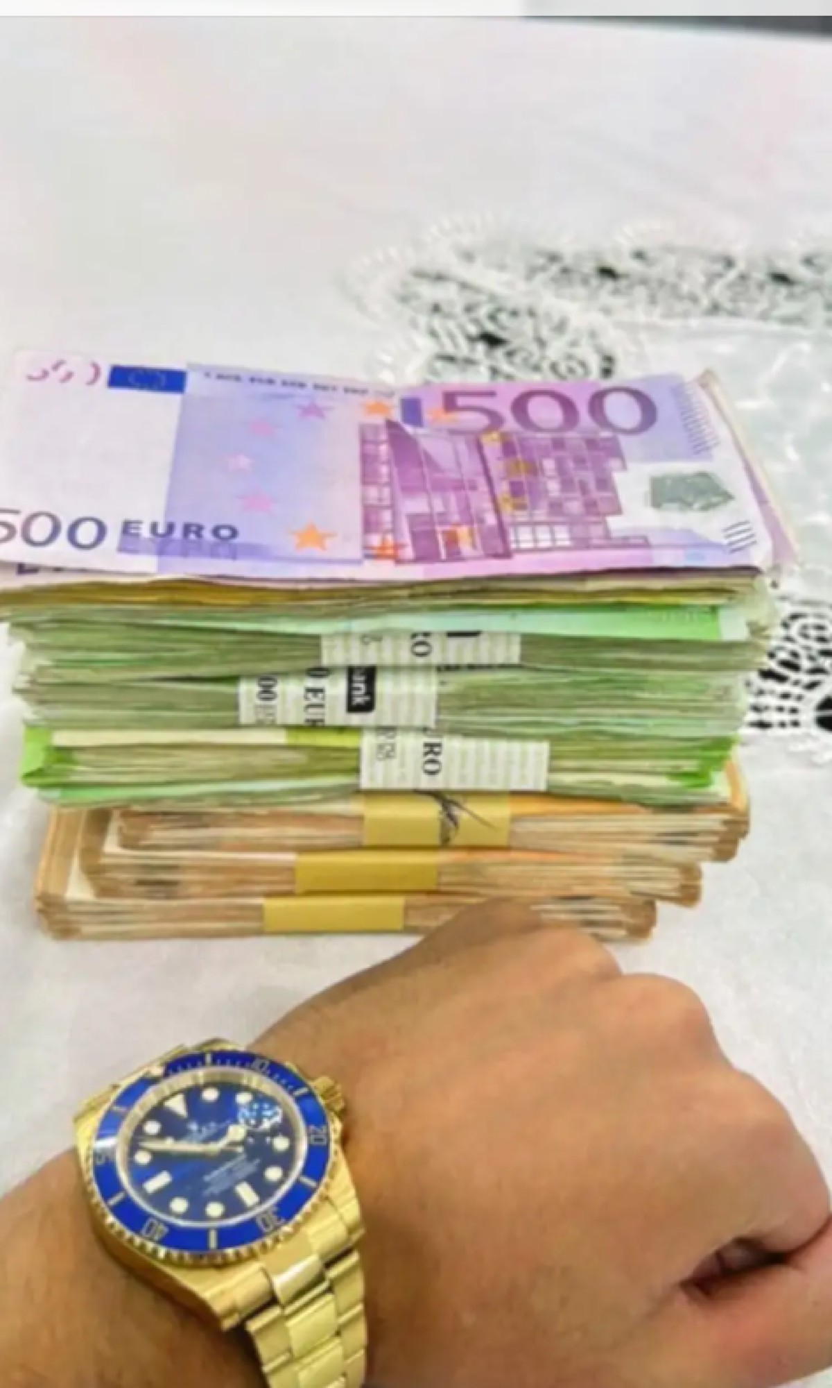 Μέλη της οργάνωσης μετέβαιναν στις κατοικίες και αφαιρούσαν τα χρήματα