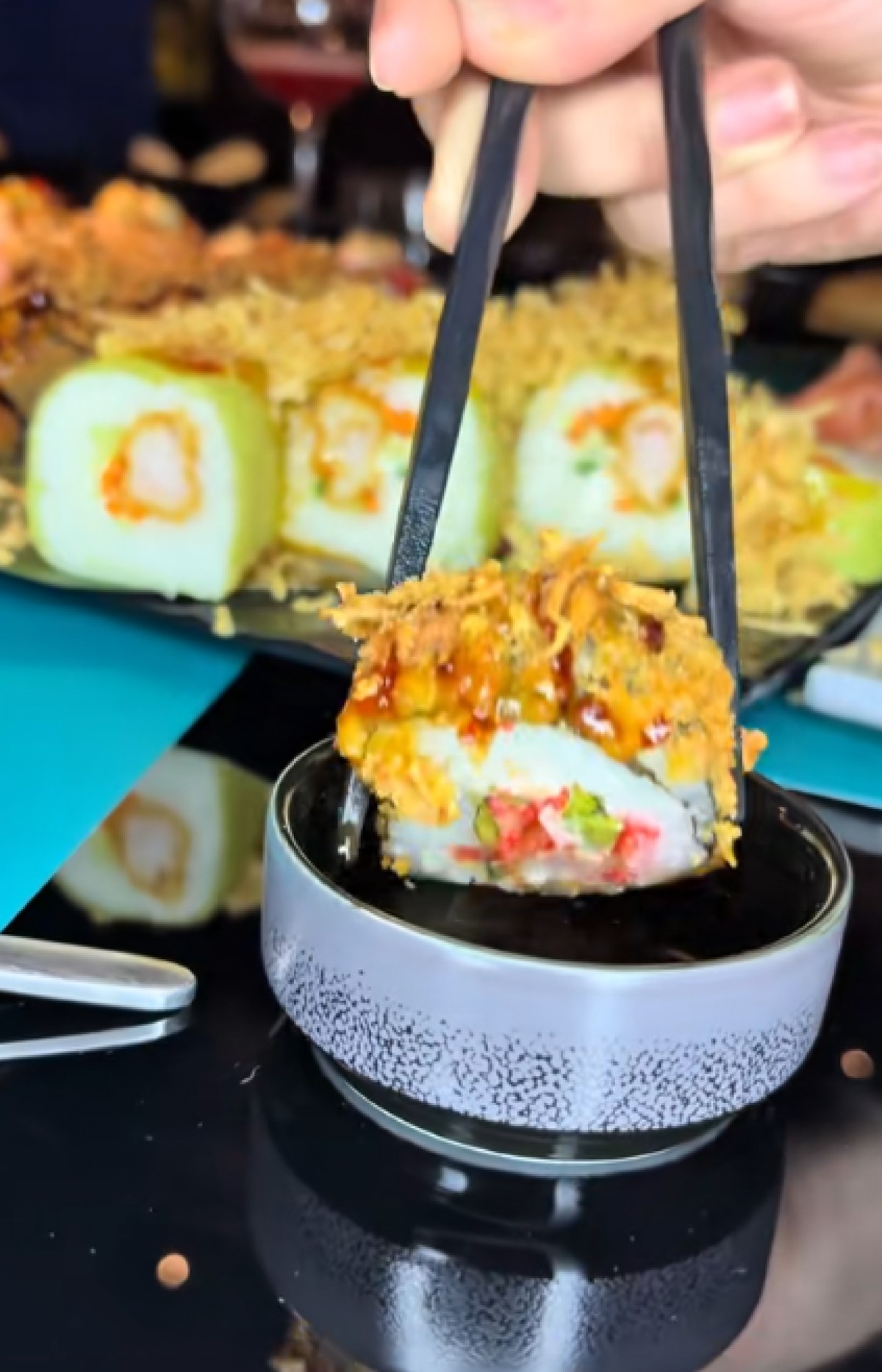 Ξεχωρίζουν τα τηγανητά ρολάκια με γαρίδα tempura