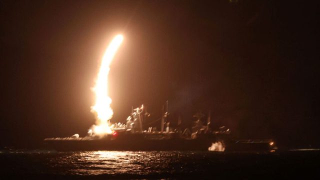 ΗΠΑ εξαπολύουν πλήγματα κατά 80 και πλέον ιρανικών στόχων, ενώ αυξάνονται οι εντάσεις στον Κόλπο