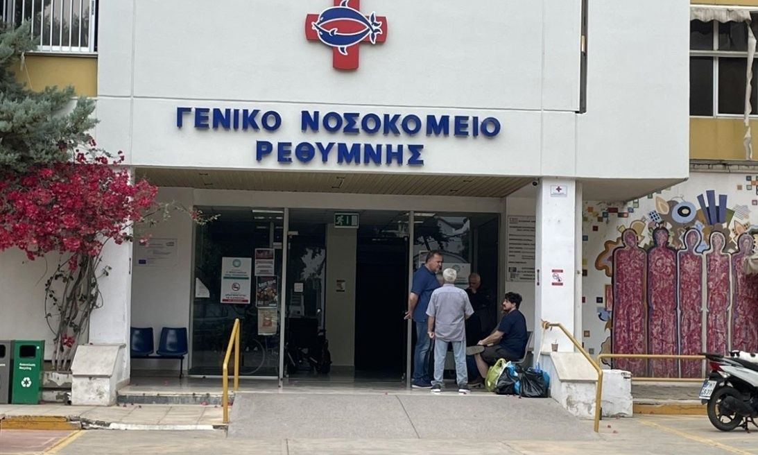 Βαθιά θλίψη επικρατεί στο Νοσοκομείο του Ρεθύμνου μετά την απώλεια δύο πυροσβεστών που έχασαν τη ζωή τους εν ώρα καθήκοντος στη μεγάλη πυρκαγιά.