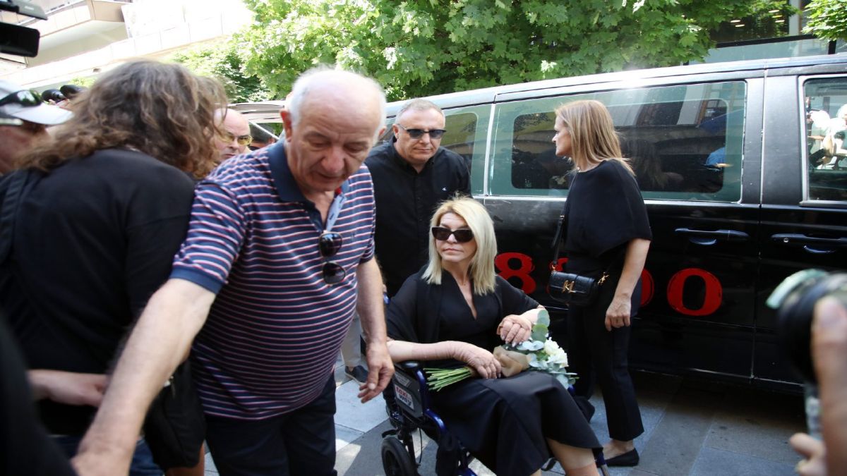 Η Αφροδίτη Νέστορα σε αναπηρικό καροτσάκι στηνκηδεία της μητέρας της σήμερα