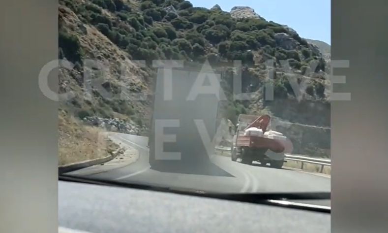 Ένα σοκαριστικό βίντεο που ήρθε στη δημοσιότητα αποτυπώνει την επικίνδυνη προσπέραση νταλίκας σε στροφή, προκαλώντας έντονη ανησυχία για την οδική ασφάλεια στο Ηράκλειο.