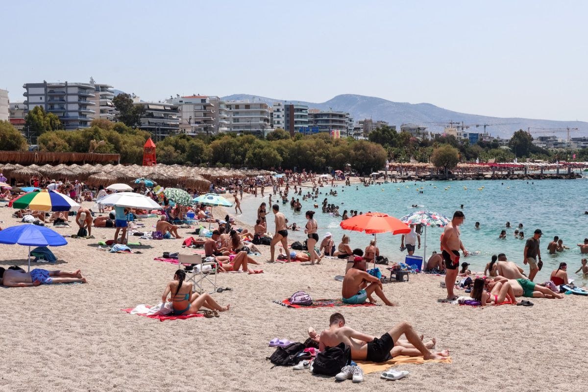 Ο καιρός του Αυγούστου ξεκινά με δροσιά και μελτέμια, αλλά οδηγείται σταδιακά προς θερμά επεισόδια και καύσωνα μετά τα μέσα του μήνα.