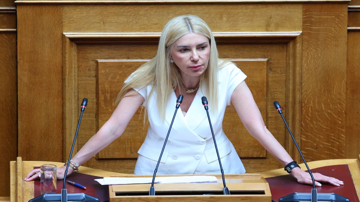 Στα άκρα η κόντρα Κωνσταντοπούλου – Αραμπατζή στη Βουλή: «Κατεβείτε από την έδρα»