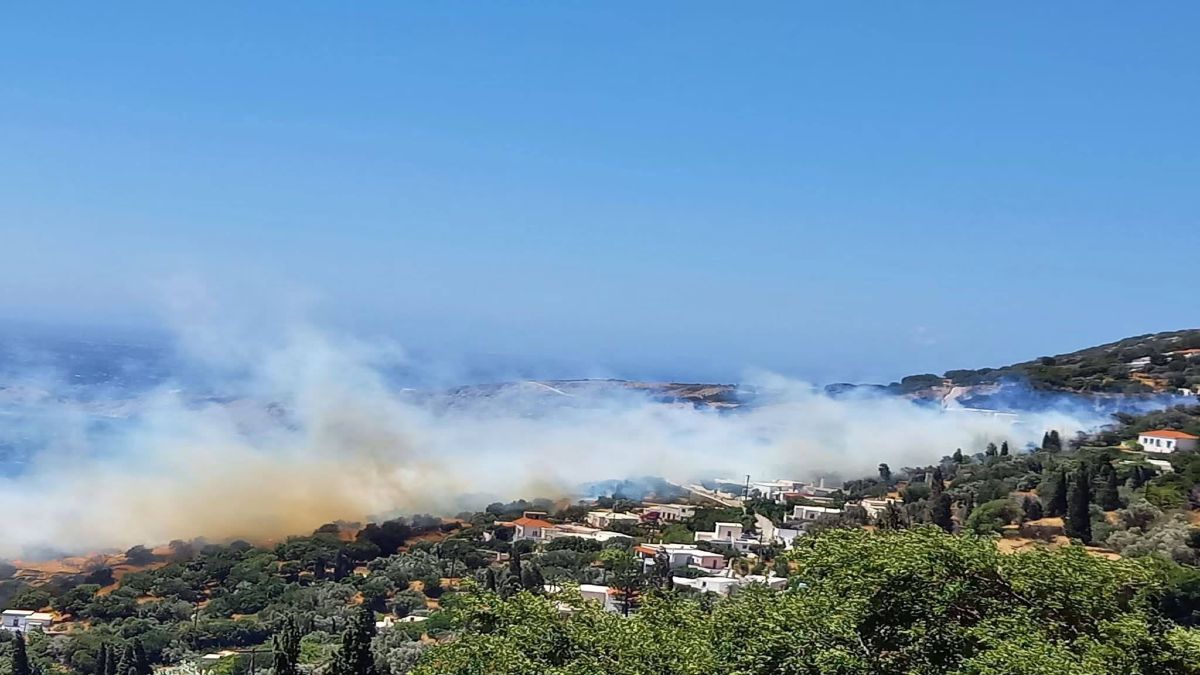 Νέα για τη φωτιά στην Άνδρο: Δύο μηνύματα από το 112 για εκκενώσεις σε Παλαιόπολη και Κόλυμπο