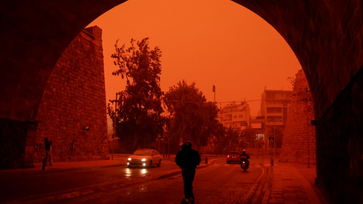 Κίτρινος συναγερμός στη χώρα: Νέο ισχυρό κύμα Σαχαριανής σκόνης σκέπει την Ελλάδα — Οι επικίνδυνες περιοχές
