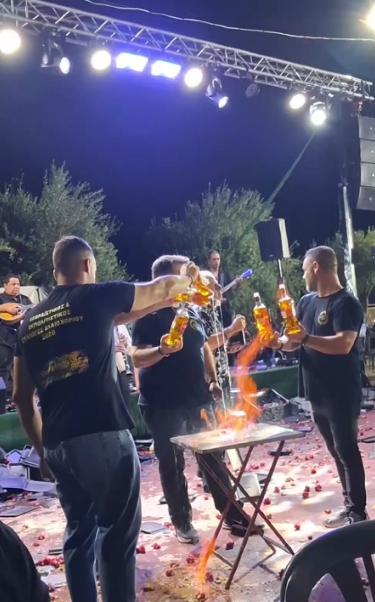 Να ρέει το ουίσκι: Σε πανηγύρι στην Αχαΐα βάζουν φωτιά στα τραπέζια