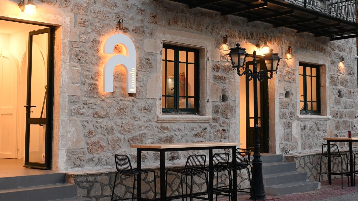 Lamda Casual Dining: Στο τρίτο του καλοκαίρι στη Βασιλική Λευκάδας, περνά σε μια νέα γαστρονομική εποχή με την υπογραφή του chef Γιάννη Μαρκαδάκη