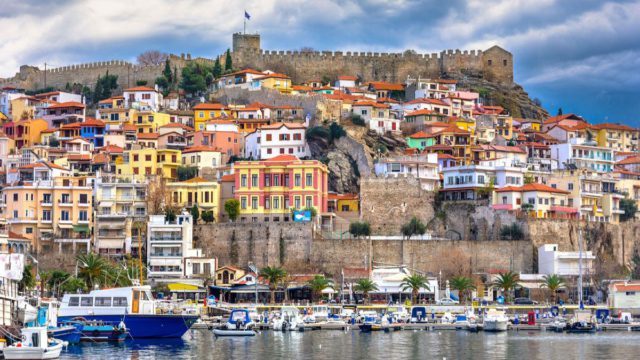 Στην αγκαλιά του κάστρου: Η παλιά πόλη της Καβάλας με τη θέα που κόβει την ανάσα