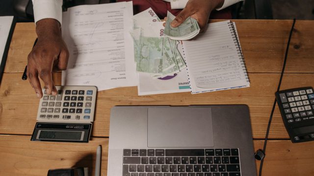 Δικαιούστε χρήματα για τις διακοπές σας; Δείτε ποιοι εργαζόμενοι θα πάρουν το επίδομα αδείας και πώς θα το χάσετε αν δεν προσέξετε