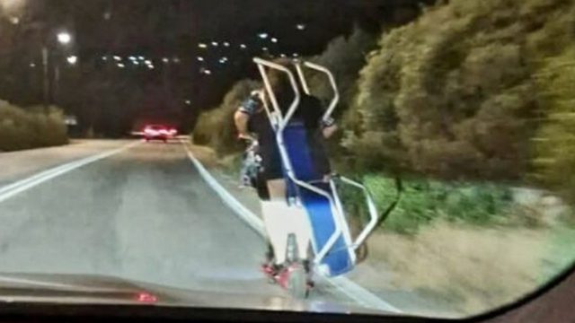 Άκρως επικίνδυνο: Δύο άτομα μετέφεραν… ξαπλώστρα πάνω σε ηλεκτρικό πατίνι στη λεωφόρο Αλιβερίου–Χαλκίδας!