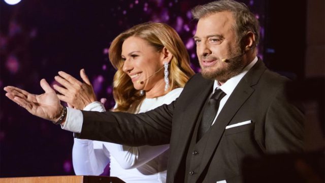 Κοσμογονία στην ΕΡΤ: Καραβάτου και Φερεντίνος στο τιμόνι του «Στούντιο 4» – Το χρυσό συμβόλαιο των 1,6 εκατ. ευρώ, το κρυφό τρέιλερ και το πικρό «διαζύγιο» με τον ΑΝΤ1