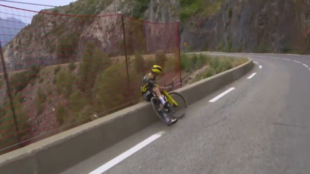 Παραλίγο τραγωδία στο Tour de France: Το προστατευτικό δίχτυ έσωσε τη ζωή του Σεπ Κους – Γλίτωσε την πτώση στον γκρεμό για λίγα εκατοστά!