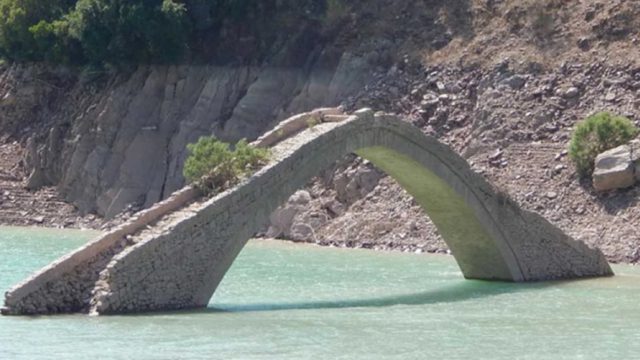 Γεφύρι του Μανώλη: Το «Γεφύρι-Φάντασμα» της Ευρυτανίας που βυθίζεται και αναδύεται!