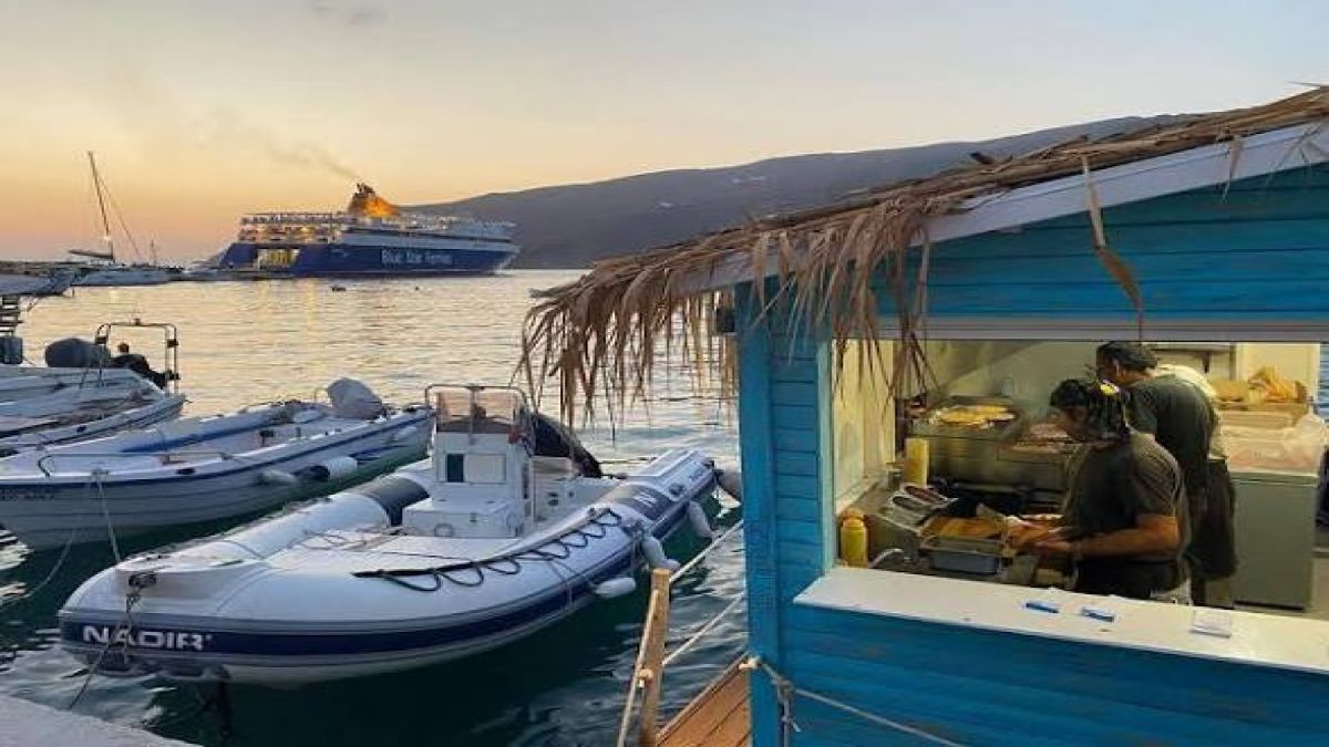 Το απόλυτο summer experience: Σουβλάκι μέσα στη θάλασσα των Κυκλάδων
