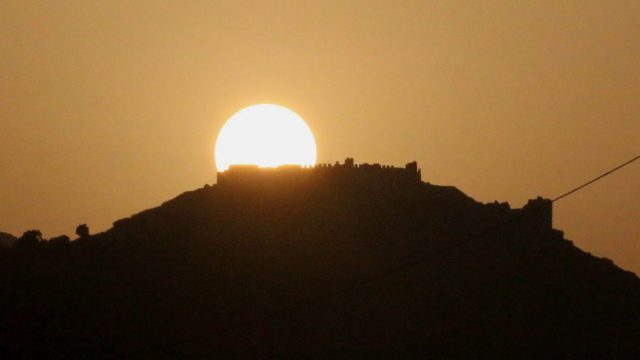 Καύσωνας και αφρικανική σκόνη: Διπλό «κτύπημα» του καιρού σήμερα (28/07)  — Ποιες 7 περιοχές «πνίγονται» και πού το θερμόμετρο αγγίζει τους 38°C