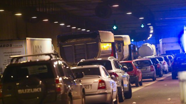 Τροχαίο στην Αττική Οδό: Σύγκρουση οχημάτων στο ύψος της Λεωφόρου Κύμης — Στο «κόκκινο» η κίνηση και στον Κηφισό!