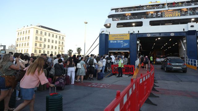 Το αδιαχώρητο στον Πειραιά: Μαζική έξοδος των αδειούχων εν μέσω μποφόρ – Απαγορευτικό απόπλου σε Ραφήνα, Λαύριο και ακυρώσεις δρομολογίων