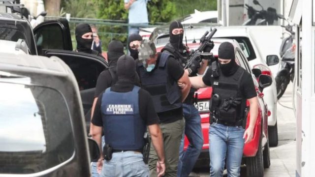 Marfin: Τι είπε ο φωτογράφος για τα καρέ από την επίθεση – «Ξαφνικά βλέπουμε…»