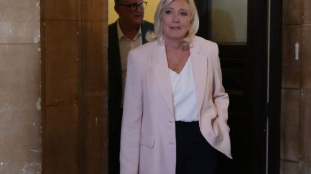 Μαρίν Λεπέν: Ένοχη για το σκάνδαλο με τα ευρωπαϊκά κονδύλια – Παραμένει υποψήφια με ηλεκτρονικό βραχιολάκι