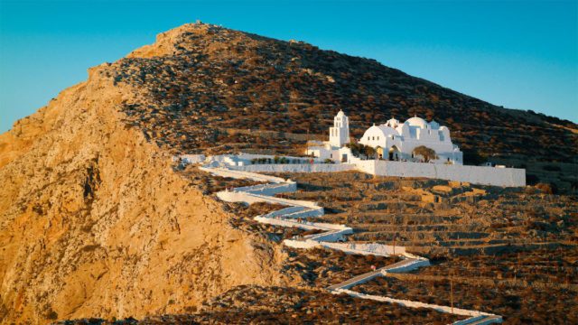Το πιο γαλήνιο ηλιοβασίλεμα των Κυκλάδων: Η Παναγία της Φολεγάνδρου που κόβει την ανάσα