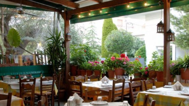 Παλιά Φάβα: Το στέκι στο Παλαιό Φάληρο που σερβίρει τα πιο νόστιμα μαγειρευτά