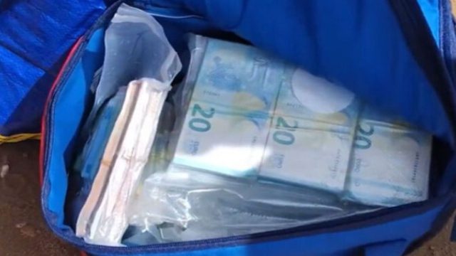 Κινηματογραφικό σκηνικό στη Σικελία: Ξεβράστηκαν 700.000 ευρώ σε παραλία