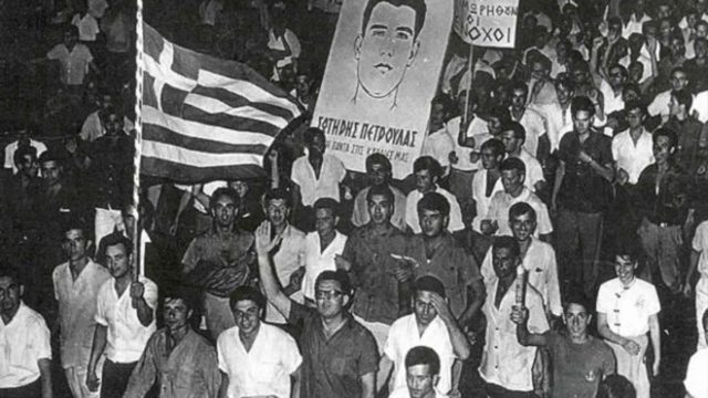 Σαν σήμερα 21 Ιουλίου 1965: Η ημέρα που η Αθήνα βυθίστηκε στο πένθος – Η δολοφονία του Σωτήρη Πέτρουλα στις διαδηλώσεις των Ιουλιανών