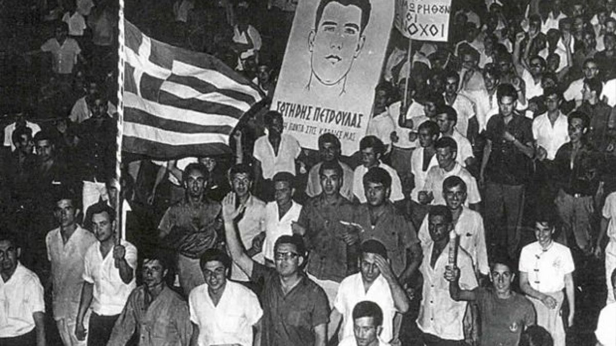 Σαν σήμερα 21 Ιουλίου 1965: Η ημέρα που η Αθήνα βυθίστηκε στο πένθος – Η δολοφονία του Σωτήρη Πέτρουλα στις διαδηλώσεις των Ιουλιανών