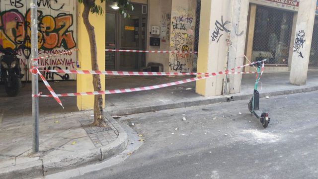 Σοκ στο κέντρο της Αθήνας: Διαλύεται πολυκατοικία στην οδό Κολοκοτρώνη – «Βροχή» σοβάδων, από καθαρή τύχη δεν θρηνήσαμε θύματα