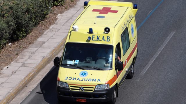 Άγριο επεισόδιο στο κέντρο του Βόλου: Έκοψε το χέρι του πατέρα του με μπαλτά στη μέση της Ερμού!