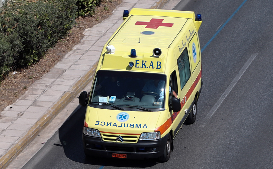 Άγριο επεισόδιο στο κέντρο του Βόλου: Έκοψε το χέρι του πατέρα του με μπαλτά στη μέση της Ερμού!