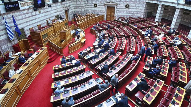 «Μπλόκο» στα πατίνια και ανατροπές στις συντάξεις: Το νομοσχέδιο-σκούπα που ψηφίστηκε στη Βουλή!