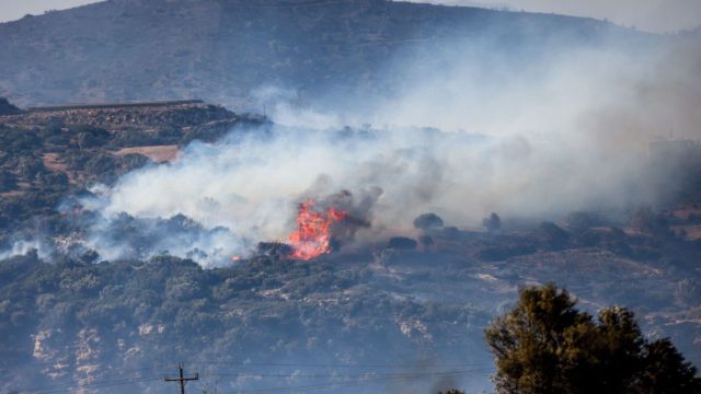 Φωτιές στην Ελλάδα: Συνεχίζεται η μάχη με τις φλόγες στο Ρέθυμνο – Νέα μέτωπα σε Πάρο και Άνδρο