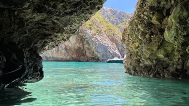 Μπλε Σπήλαιο: Ο κρυφός παράδεισος κοντά στον Αυλώνα της Αλβανίας που προσεγγίζεται μόνο με σκάφος