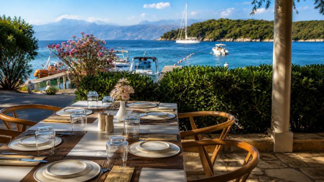 Aiolia Avlaki Corfu: Εκλεκτές γεύσεις σε μία από τις ομορφότερες παραλίες της Κέρκυρας