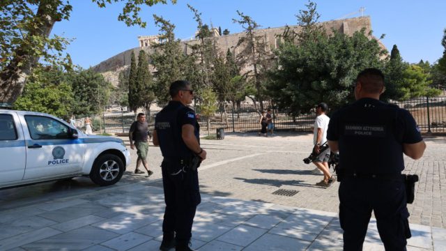 Σκηνές πανικού στην Ακρόπολη: Μαρτυρίες σοκ από την επίθεση με μαχαίρι – «Άκουσα ουρλιαχτά και είδα τη γυναίκα…»