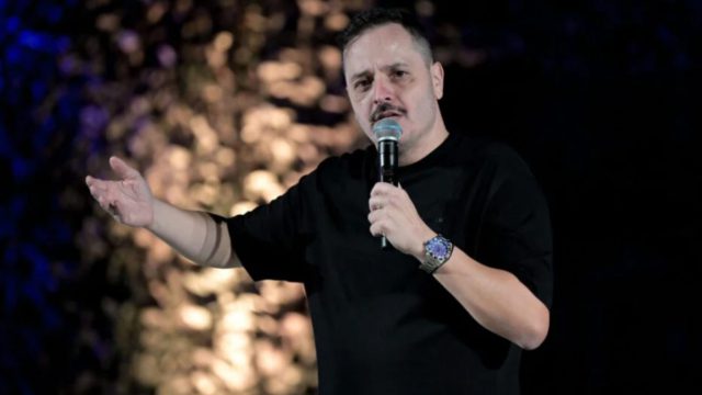 Αλέξανδρος Τσουβέλας: Μιμείται με τον δικό του ανεπανάληπτο τρόπο τον Κυριάκο Μητσοτάκη