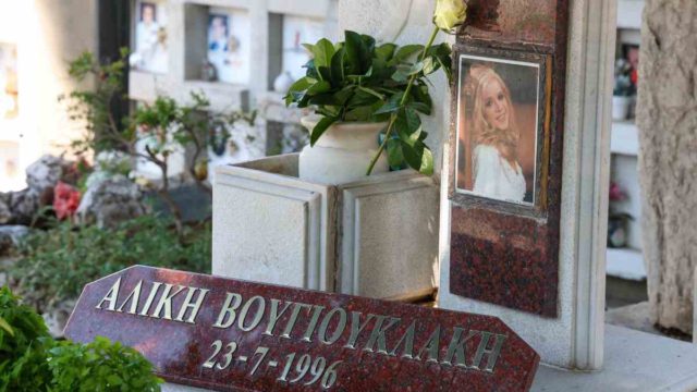 Γιάννης Παπαμιχαήλ: Επισκέφθηκε το μνήμα της Αλίκης Βουγιουκλάκη μία ημέρα μετά το μνημόσυνο