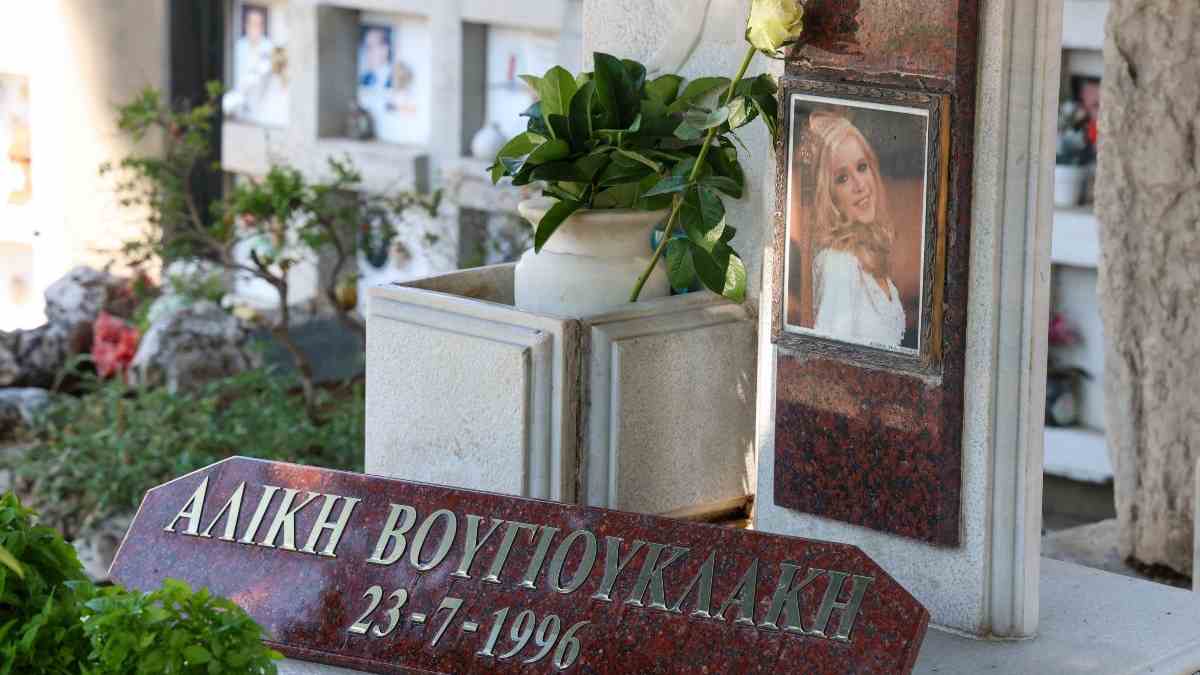 Γιάννης Παπαμιχαήλ: Επισκέφθηκε το μνήμα της Αλίκης Βουγιουκλάκη μία ημέρα μετά το μνημόσυνο