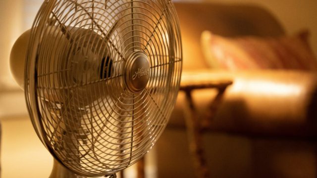Προσοχή: Γιατί απαγορεύεται να κοιμάσαι με την ανεμιστήρα πάνω σου;