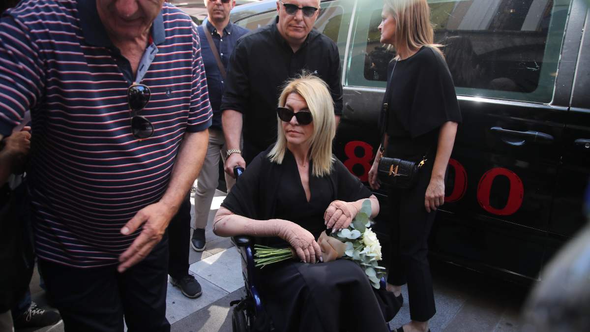 Εξιτήριο για την Αφροδίτη Νέστορα μετά τη εμπρηστική επίθεση – Προφυλακίστηκαν οι κατηγορούμενοι για τον εμπρησμό