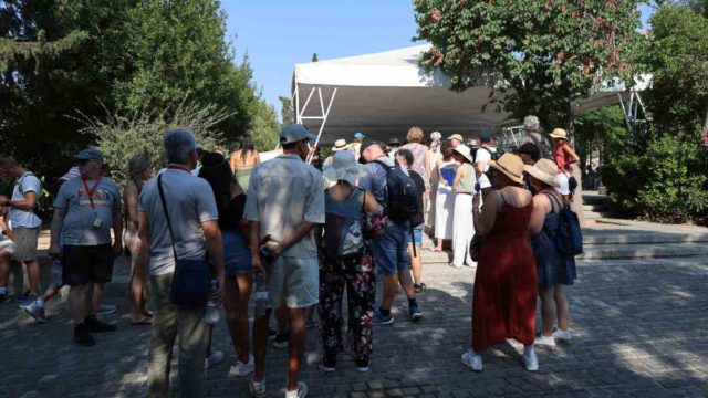 Πρώτο θέμα στα διεθνή MME η επίθεση στην Ακρόπολη: «Σπάνιο φαινόμενο βίας για την Ελλάδα»