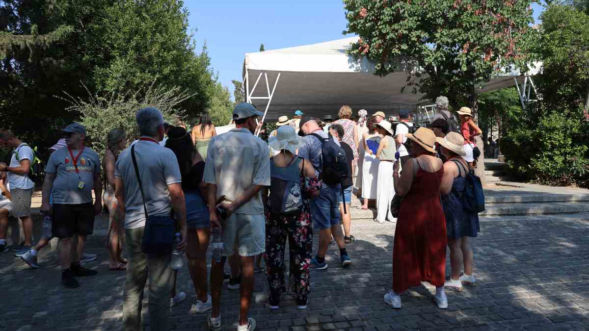 Πρώτο θέμα στα διεθνή MME η επίθεση στην Ακρόπολη: «Σπάνιο φαινόμενο βίας για την Ελλάδα»