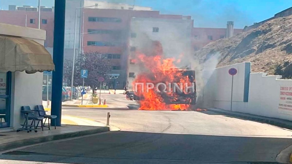 Καβάλα: Αστικό λεωφορείο τυλίχθηκε στις φλόγες μέσα στο πάρκινγκ του Γενικού Νοσοκομείου