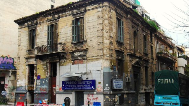 Θα περπατούσατε εκεί βράδυ; Στην Αχαρνών δεν υπάρχει ούτε… μισό μαγαζί με ελληνική επιγραφή! Έχουν κάνει κατάληψη οι μετανάστες