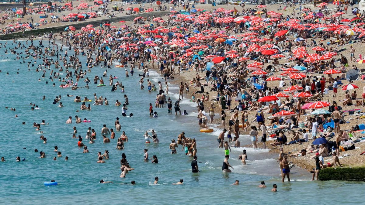 «Καμίνι» η Βρετανία: Έρχεται τρίτο κύμα καύσωνα – Προειδοποιήσεις για ξηρασία και περιορισμούς στο νερό