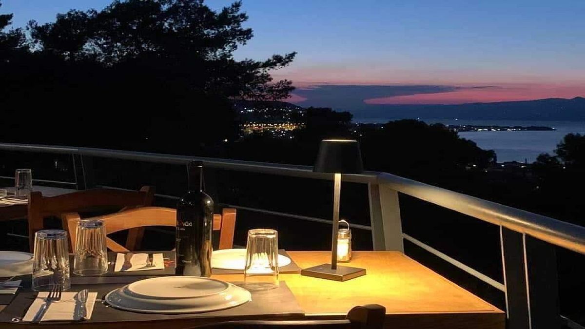 Το Μπαλκονάκι της Αιγείρας: Η ταβέρνα που μετατρέπει ένα απλό γεύμα σε ανάμνηση