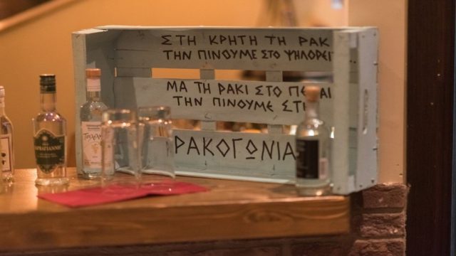 Ρακογωνιά: Το αυθεντικό μεζεδοπωλείο στο Μικρολίμανο που σε ταξιδεύει στην Κρήτη με γενναίες μερίδες!