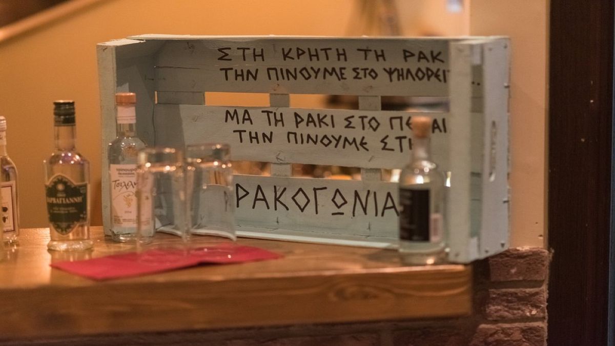 Ρακογωνιά: Το αυθεντικό μεζεδοπωλείο στο Μικρολίμανο που σε ταξιδεύει στην Κρήτη με γενναίες μερίδες!